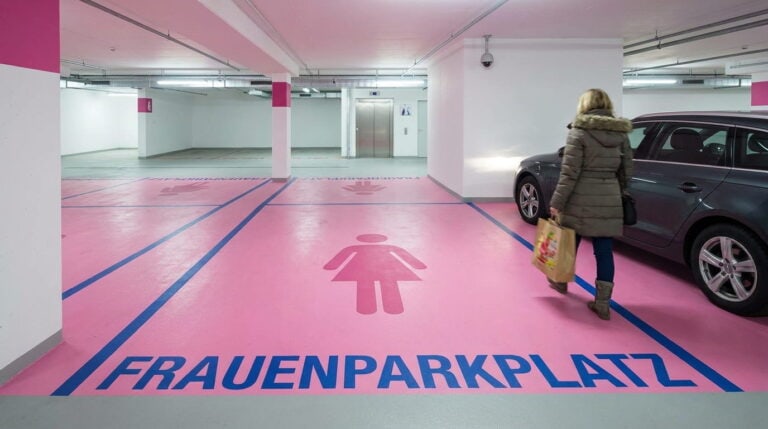 Frauenparkplätze: Zweck, Hausrecht und rechtliche Einordnung 2 Frauenparkplätze Rechtslage auf Privatgrund Vialero